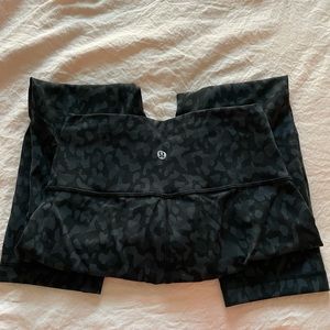 Black gently used lululemon wunder under leggings size 6. Leopard print style.